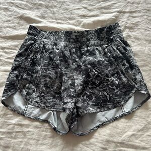 Lululemon VGUC black patterned short sz 10